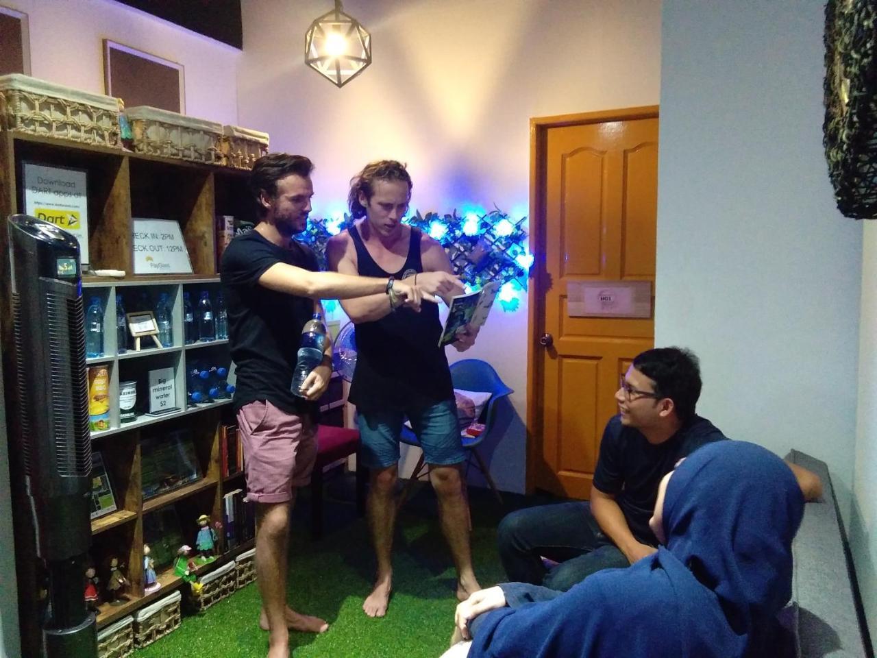 Co.Living Hostel Bandar Seri Begawan Esterno foto