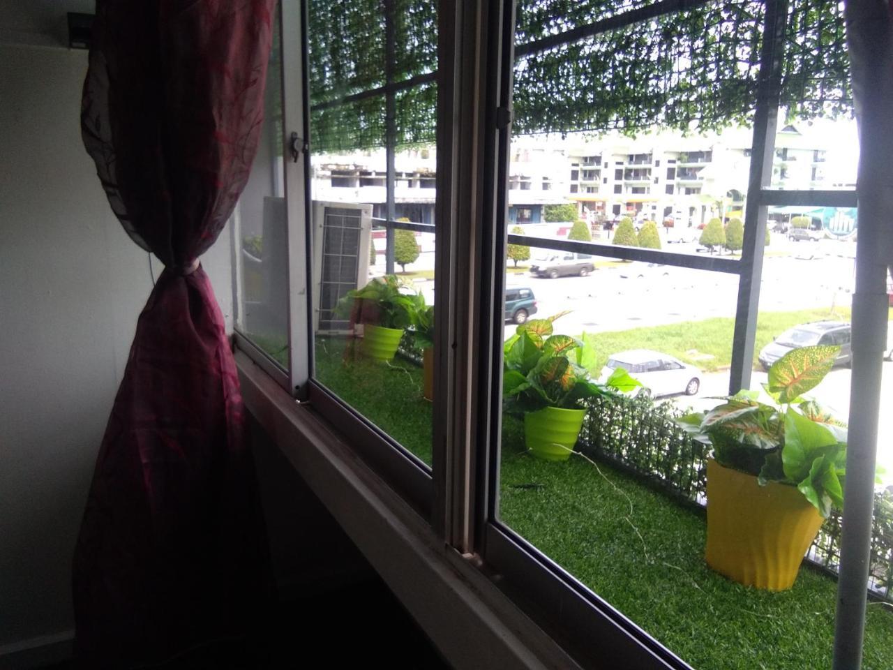 Co.Living Hostel Bandar Seri Begawan Esterno foto