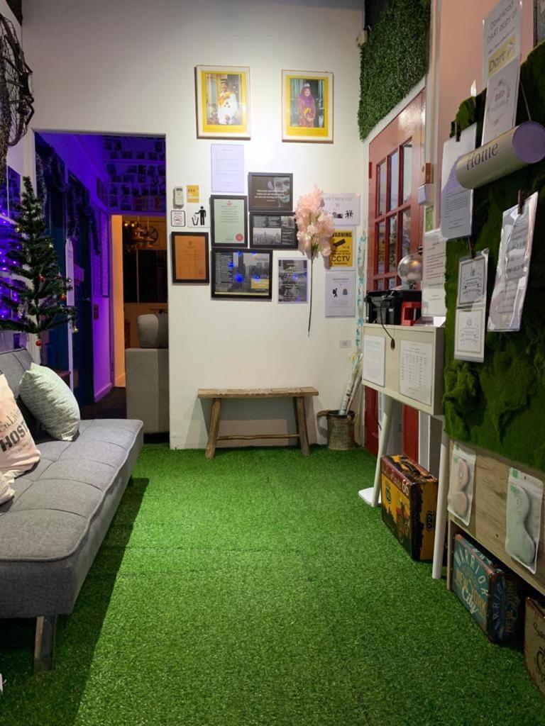 Co.Living Hostel Bandar Seri Begawan Esterno foto